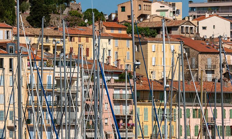 Vue panoramique de Vieux Cannes, avec des ruelles historiques, des bâtiments méditerranéens et des cafés en terrasse, représentant une scène idéale pour une enquête discrète de détective privé.