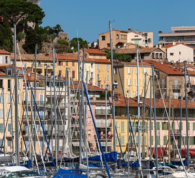 Vue panoramique de Vieux Cannes, avec des ruelles historiques, des bâtiments méditerranéens et des cafés en terrasse, représentant une scène idéale pour une enquête discrète de détective privé.